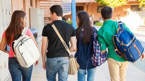 Des contrôles aléatoires de sacs devant les lycées et collèges à...