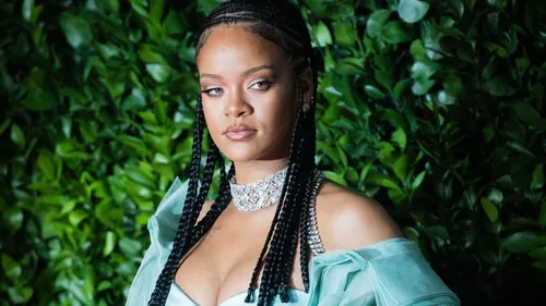 Rihanna est devenue l’artiste la plus riche du monde en dépassant...