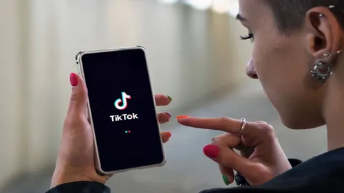 Trend TikTok : Le birthing makeup, une tendance controversée