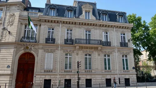 Algérie : suspension des laissez-passer consulaires en France,...