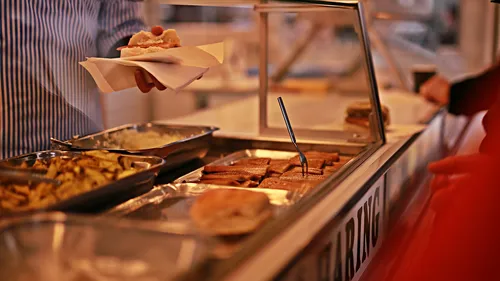 Enfants à jeun à l’école : la précarité alimentaire gagne du...