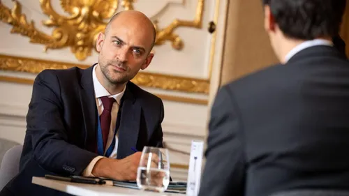 Immigration : Jean-Noël Barrot propose une réduction des visas à...