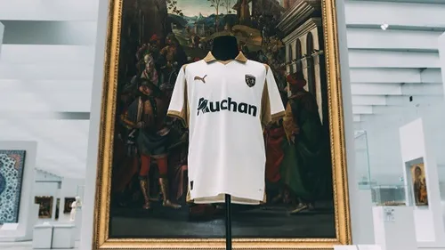 Le RC Lens a dévoilé, hier, son nouveau maillot, dans un cadre hors...