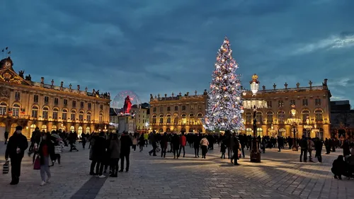 Fête de la Saint-Nicolas : le sapin de la place Stanislas à Nancy...