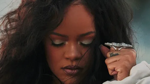 "LIFT ME UP", Rihanna