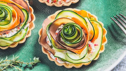 Tartelettes en fleurs : aubergine, courgette, jambon de Parme
