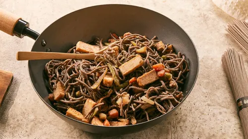 Wok de nouilles soba au tofu