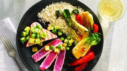 Darne de thon grillée au barbecue et légumes asiatiques