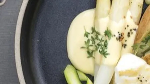 Cabillaud, asperges blanches et sauce hollandaise
