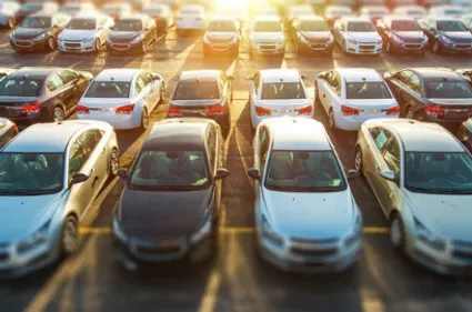 Cinq individus ont été placés en détention pour des vols de...