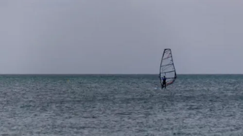 Un jeune homme passe la nuit perdu en mer sur sa planche à voile...
