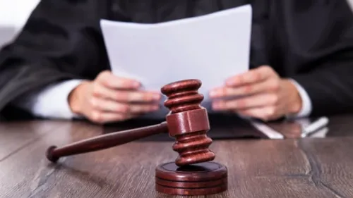Une femme poursuivie pour avoir causé la mort de son fils de 6 ans...