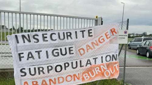 Environ une centaine d'agents ont bloqué le centre pénitentiaire