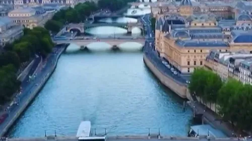 Paris 2024 : des tentatives de coloration de la Seine avec un...