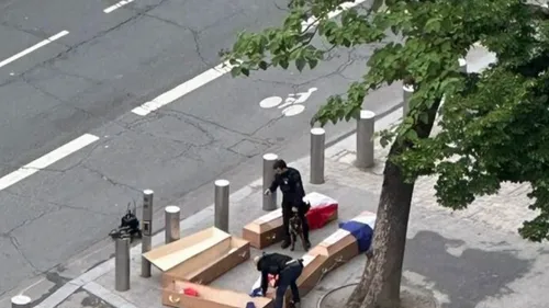 Des cercueils ont été déposés devant la Tour Eiffel