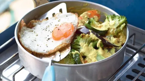 Légumes au curry et œuf au plat
