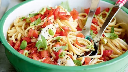 Pâtes, salsa de tomates fraîche tiède, chèvre et jambon de parme