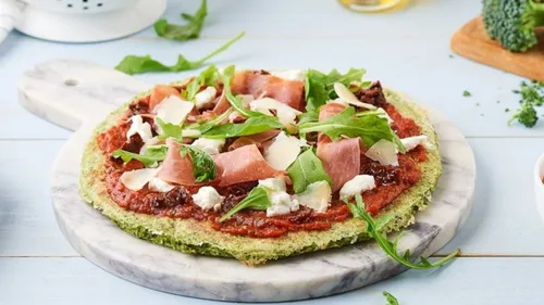Pizza healthy: pâte au brocoli, ricotta et jambon cru
