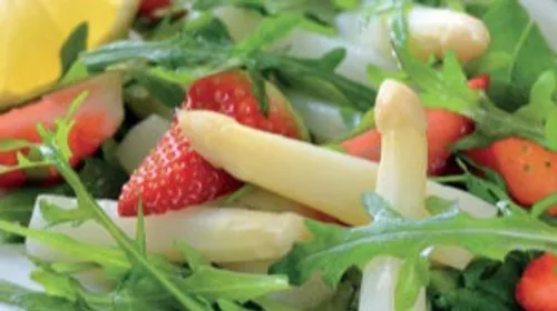 Salade de roquette, asperges et fraises