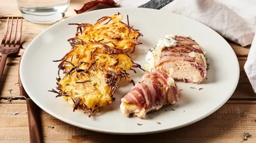 Suprême de poulet enlardée et galettes de pommes de terre