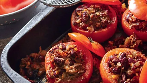 Tomates farcies à la viande et haricots rouges