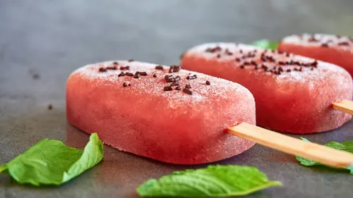 Bâtonnets glacés aux fruits rouges et purée d'amande