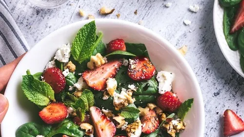 Salade de mâche, fraises, noix, féta, menthe