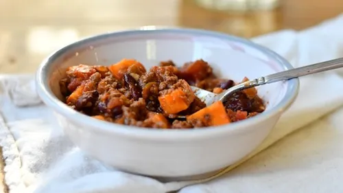 Chili à la viande hachée, haricots noirs et carottes