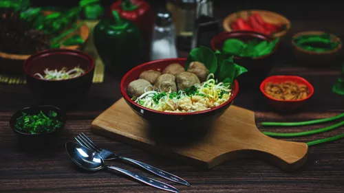 Boulettes de viande épicées et nouilles asiatiques