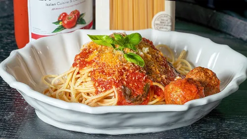 Spaghetti, sauce tomate et boulettes polpettes
