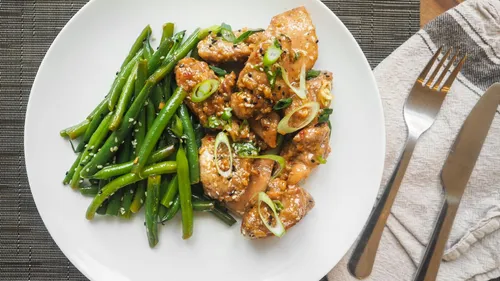 Poulet au sésame et haricots verts