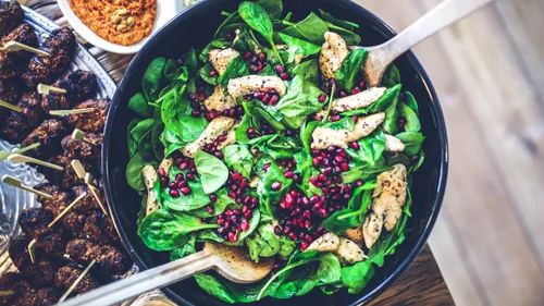 Salade d'épinards et blancs de poulets marinés
