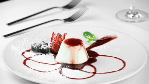 Panna cotta à la fraise, myrtille et citron vert