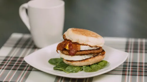 Sandwich anglais pour le brunch à la saucisse, œuf et bacon