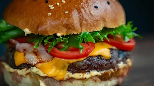 Burger au bacon et aux deux fromages