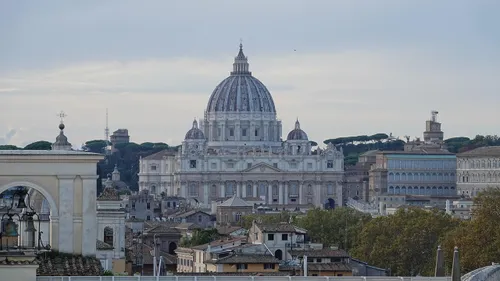 Le conclave devant élire le nouveau pape débutera le 7 mai,...