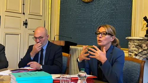 La maire de Dijon appelle à un rassemblement devant la médiathèque...