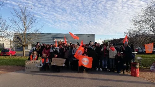 Les employés des labos BC Lab manifestent pour leurs salaires 