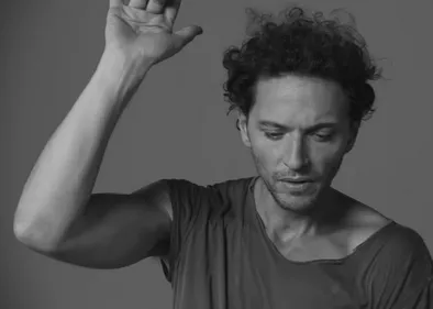 Raphaël revient avec le clip de « Personne n'a rien vu »