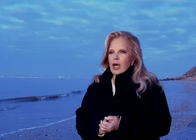 Sylvie Vartan sort un clip à la plage pour « Les vents contraires »