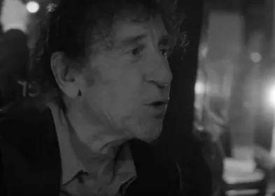 Regardez Alain Souchon chanter « Ouvert la nuit »