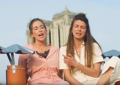 Les Frangines entonnent une chanson en hommage à « Notre-Dame »