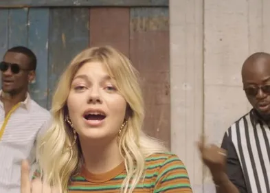 Louane évoque le sort des migrants dans son duo avec Toofan