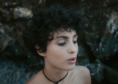 Barbara Pravi dévoile le clip de « Saute »