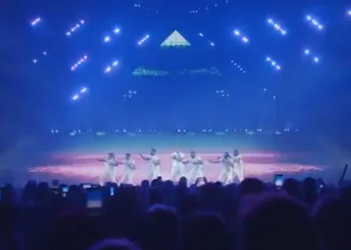 Pour la sortie des plus belles images de son Pyramide Tour, Matt...