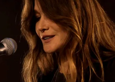 Carla Bruni revient avec sa ballade « Un grand amour »