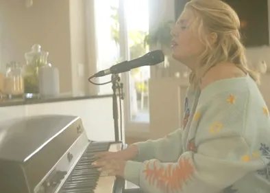 Louane sort une version « faite maison » de Love