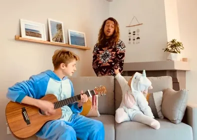 Trop mignon : regardez la visite de Julien Doré à deux jeunes fans !