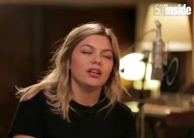 Louane interprète « Si t'étais là » en acoustique