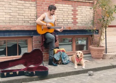 Agustin Galiana vit au jour le jour dans « Je n'aime que toi »